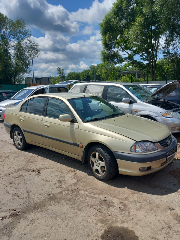 TOYOTA AVENSIS 2003R  2,0 B